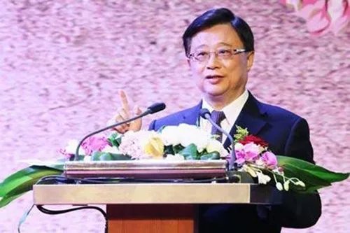 单位领导婚礼致辞怎么说 员工结婚领导讲话稿