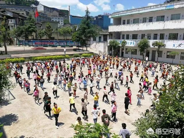 学生20年后打老师事件，带给教师们哪些思考？应该怎样做？