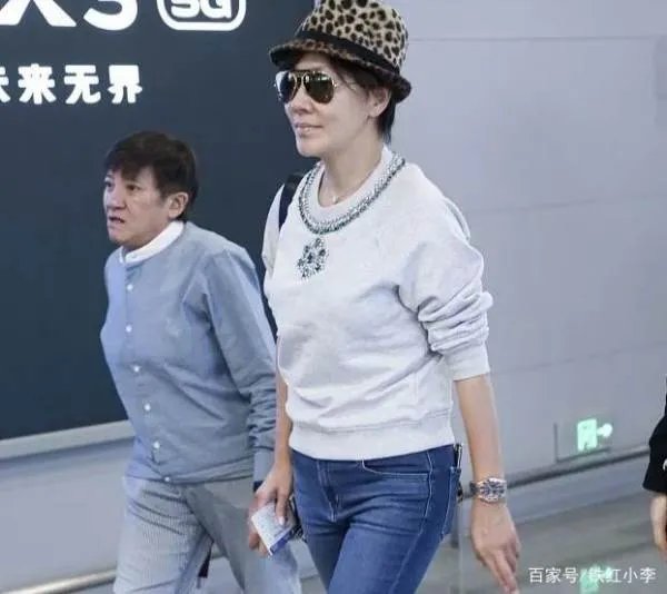 刘嘉玲参加富婆聚会，穿的年轻漂亮，现实中的她是什么样子的？