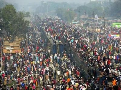 印度搭火车像打仗,有什么办法能改善现状?