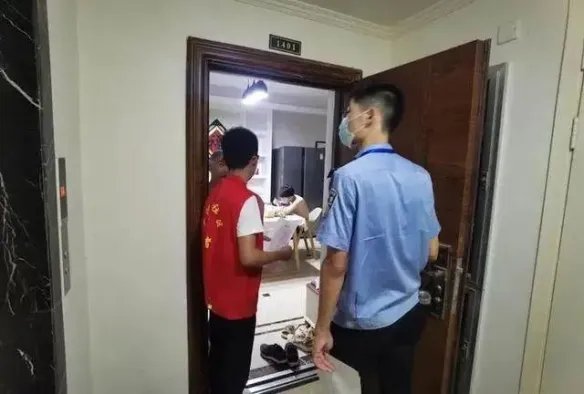 愤怒！天降烟灰杯砸中3月大女婴 排查200户无人承认