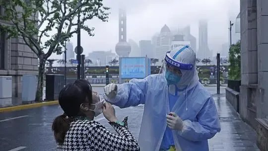 上海阳性检出率逐步下降,这波疫情何时才能结束?