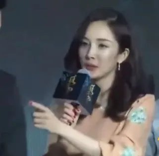 杨幂刘亦菲热聊是怎么回事？