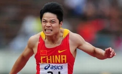 苏炳添花16万给老人发红包被吐槽，这算不算是网友的道德绑架？