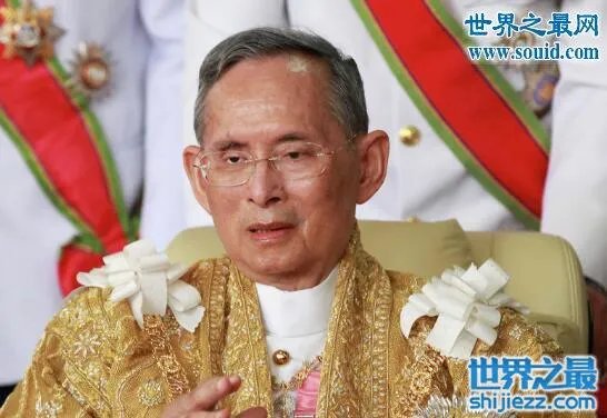 泰国国王眼睛怎么瞎的，21岁开车出车祸右眼失明 