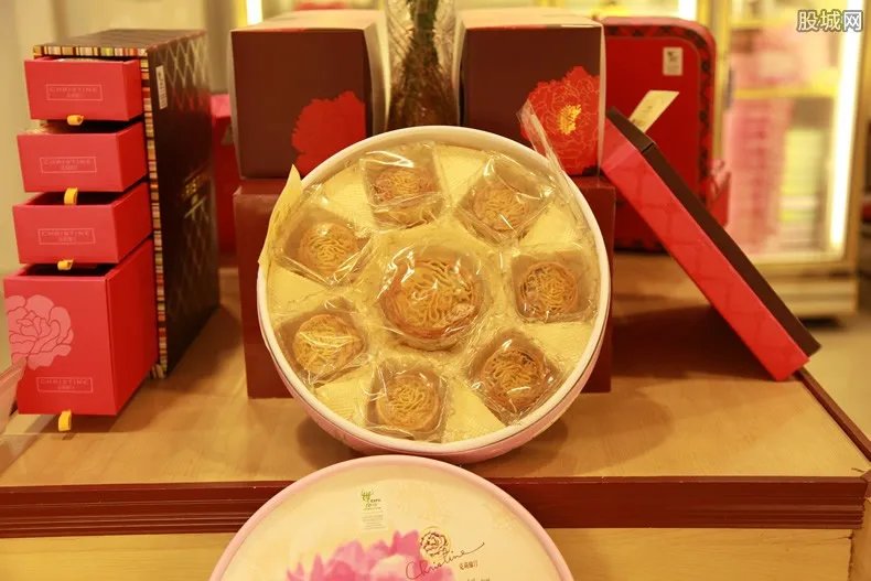 男子买到早产月饼 商家称是日期印错愿意赔偿