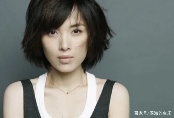 靳东43岁妻子晒近照已有白发，她在生活中有多简朴？