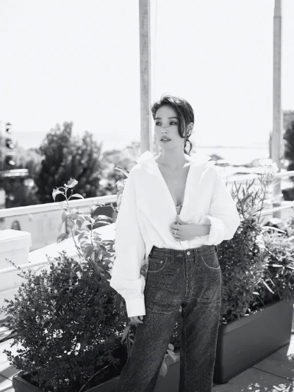 舒淇现身威尼斯电影节曝黑白写真 深V白衬衫松弛优雅