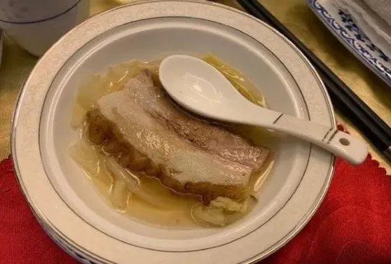 知名餐厅3000块一桌被吐槽，吐槽的原因是什么？