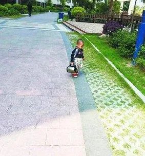 两岁男童为何会迷烧水壶？