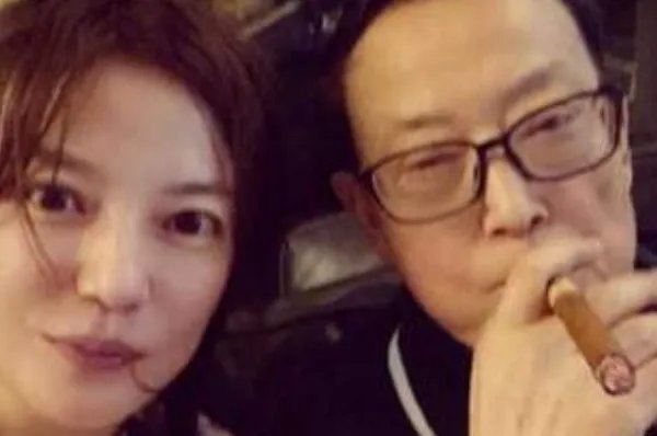 赵薇晒与爸爸合影被网友调侃其父神似苏大强，年轻时期的赵父到底有多帅？