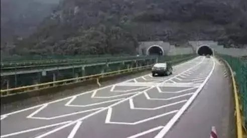 看到高速公路上和斑马线类似的平行线的时候该怎么做?