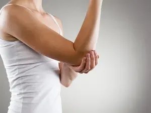 蝴蝶臂怎么减肥 如何用哑铃减掉蝴蝶臂