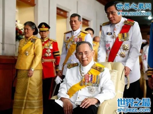 泰国国王眼睛怎么瞎的，21岁开车出车祸右眼失明 