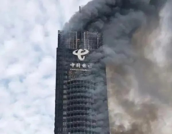 长沙一栋大楼发生火灾，数十层楼体燃烧剧烈，伤亡情况如何？