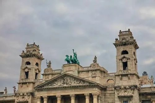 对于布达佩斯推出摩天轮饭店,你有何看法?