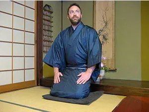 为什么日本人老喜欢跪着??