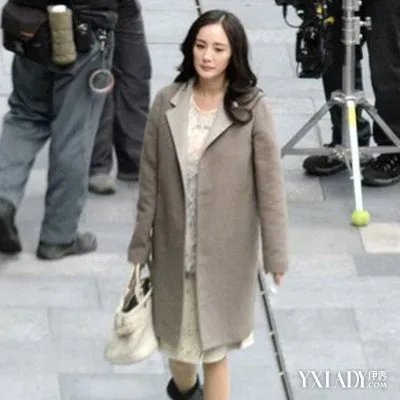 杨幂怀孕巨肚照曝光自曝变回大饼脸