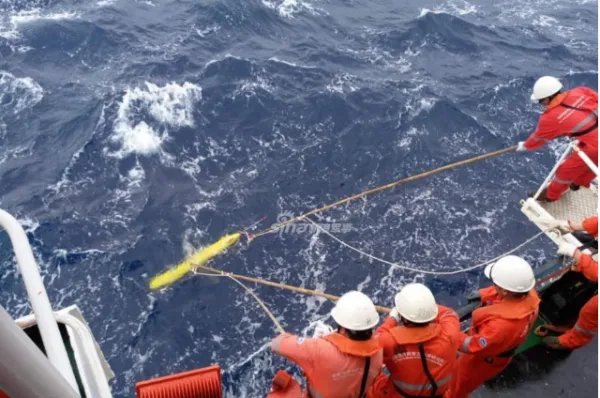 中国深海水下滑翔机首潜多少米？