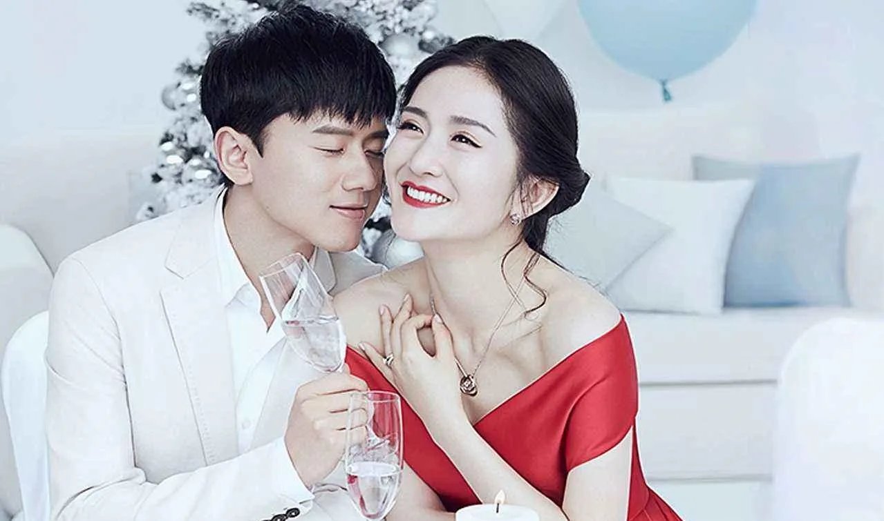 谢娜表弟罗奥程晒出与其一起吃餐照片,他们之间的关系如何?