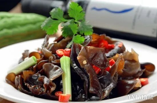 黄海波将出国结婚正牌女友曲栅栅身形纤瘦气质佳