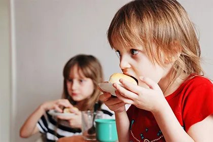 爸爸姓杨妈妈姓陈起名女孩好听,杨陈两姓加一起取名