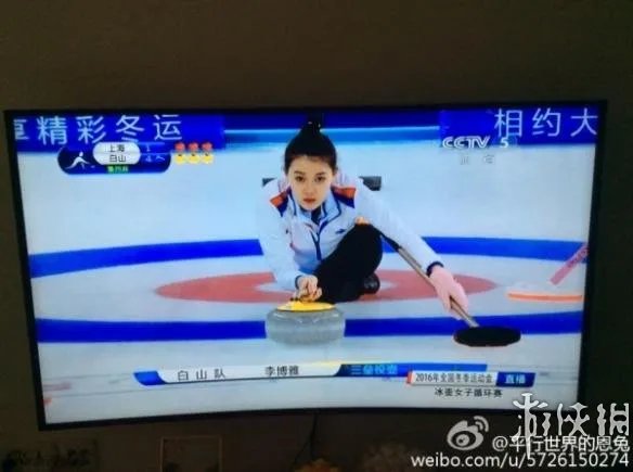 95后冰壶美女选手走红 蛾眉微皱表情私房照惹人怜爱