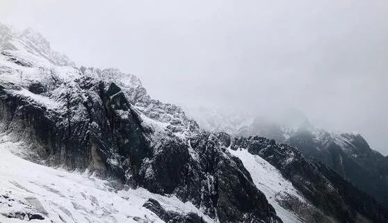 丽江玉龙雪山8月飘雪是怎么回事 玉龙雪山飘雪现场画面曝光