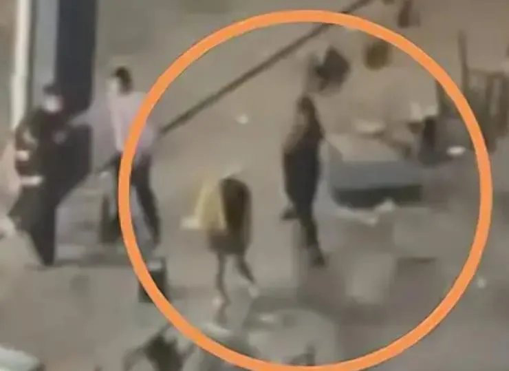 警方回应“男子猛砸女子致其倒地” 已出警处理