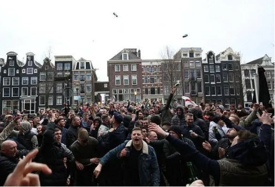 英国球迷大闹荷兰荷警方怎么处置的？