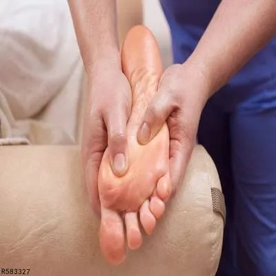 老年人脚肿是什么原因引起的 老年人脚肿或是三种疾病影响