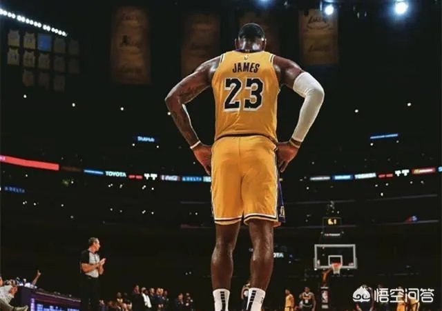 詹姆斯湖人首秀，30秒内两次“平框暴扣”，2万客场球迷为他欢呼，你如何评价？