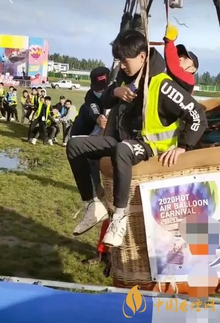 西安一景区热气球带飞工作人员 目前项目已暂停