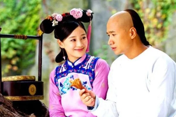 何晟铭袁姗姗吻戏被赞  采访中四爷称不被拍到不公开恋情