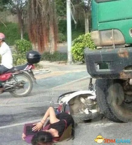 虚惊一场:女学霸遇车祸仍背单词实为假新闻