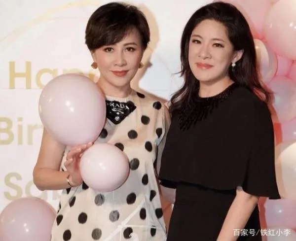 刘嘉玲参加富婆聚会，穿的年轻漂亮，现实中的她是什么样子的？