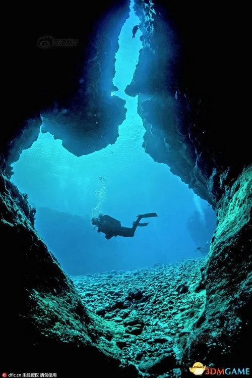 潜水探秘水下洞穴 画面绝美宛如置身魔幻星球之中