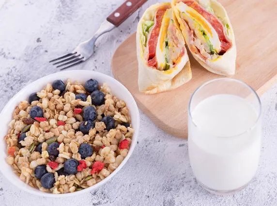 煮牛奶时加糖对它的营养成分有影响吗 煮牛奶时加糖会怎样