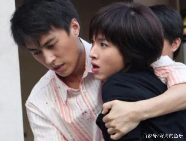 靳东43岁妻子晒近照已有白发，她在生活中有多简朴？