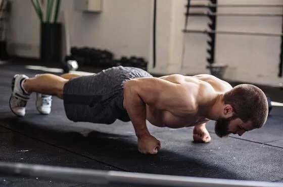 90后男子做俯卧撑致下身瘫痪是怎么回事 医生:概率为百万分之一