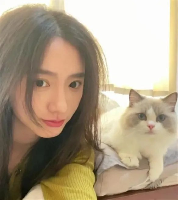 高校毛概女老师被赞“神仙颜值” 学校回应:今年刚入职