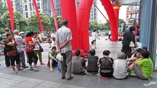 河南大爷大妈组团拦车要红包，现场情况如何？