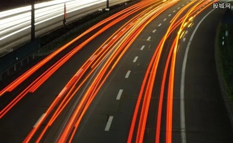 中国首条超级公路 坐车回家的你再也不怕堵了