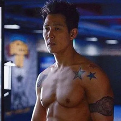 李政宰肌肉照曝光 傲人腹肌尽显野性魅力