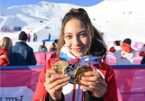中美混血少女谷爱凌为北京冬奥加油,谷爱凌的战绩如何?