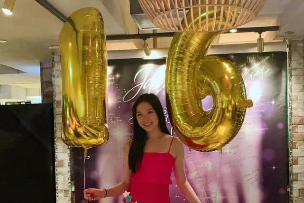 甄子丹老婆汪诗诗的照片 与女儿的合影似姐妹