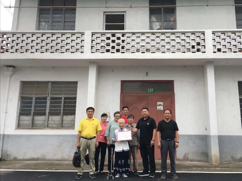 老人抱团养老15年后捐楼,他们当初为何要决定抱团养老?