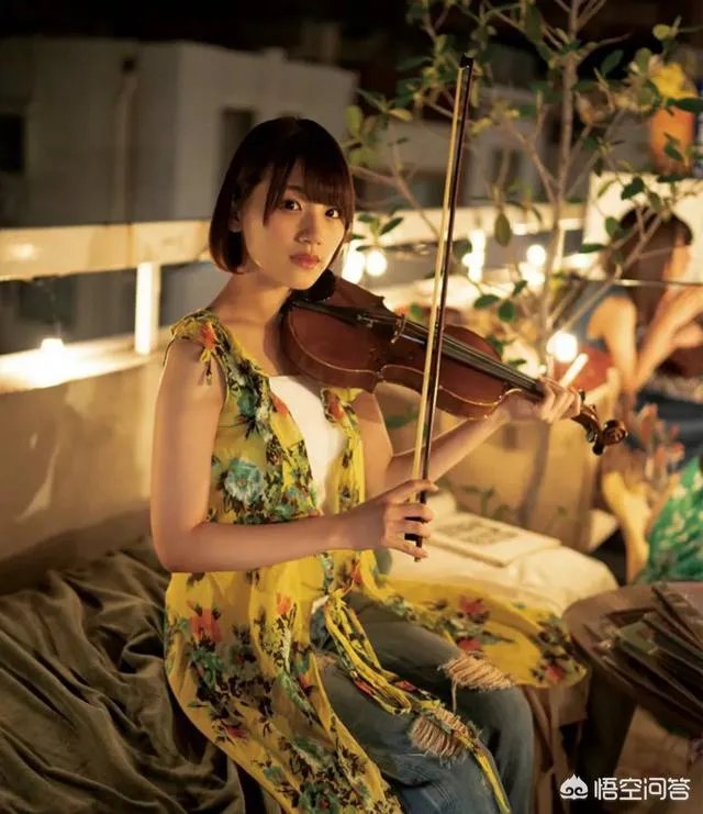 花色连衣裙现在还是否流行？现在的流行趋势是什么？