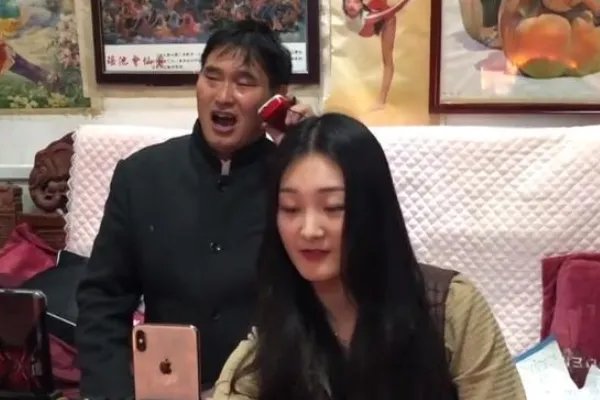 大衣哥儿媳自曝还没领证，大衣哥儿媳未婚同居办酒席图的啥？