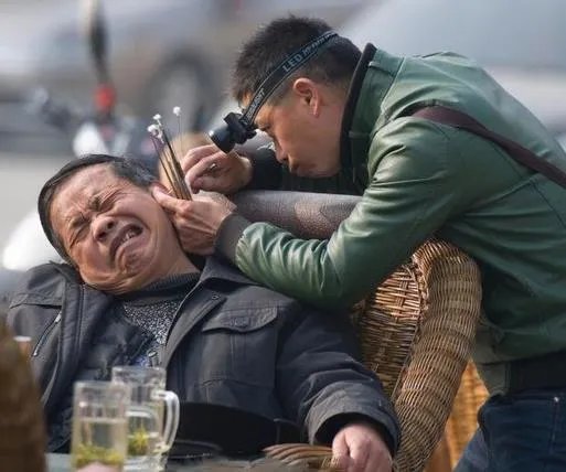 新花招掏耳朵骗局事先准备耳屎（收费按耳屎大小）